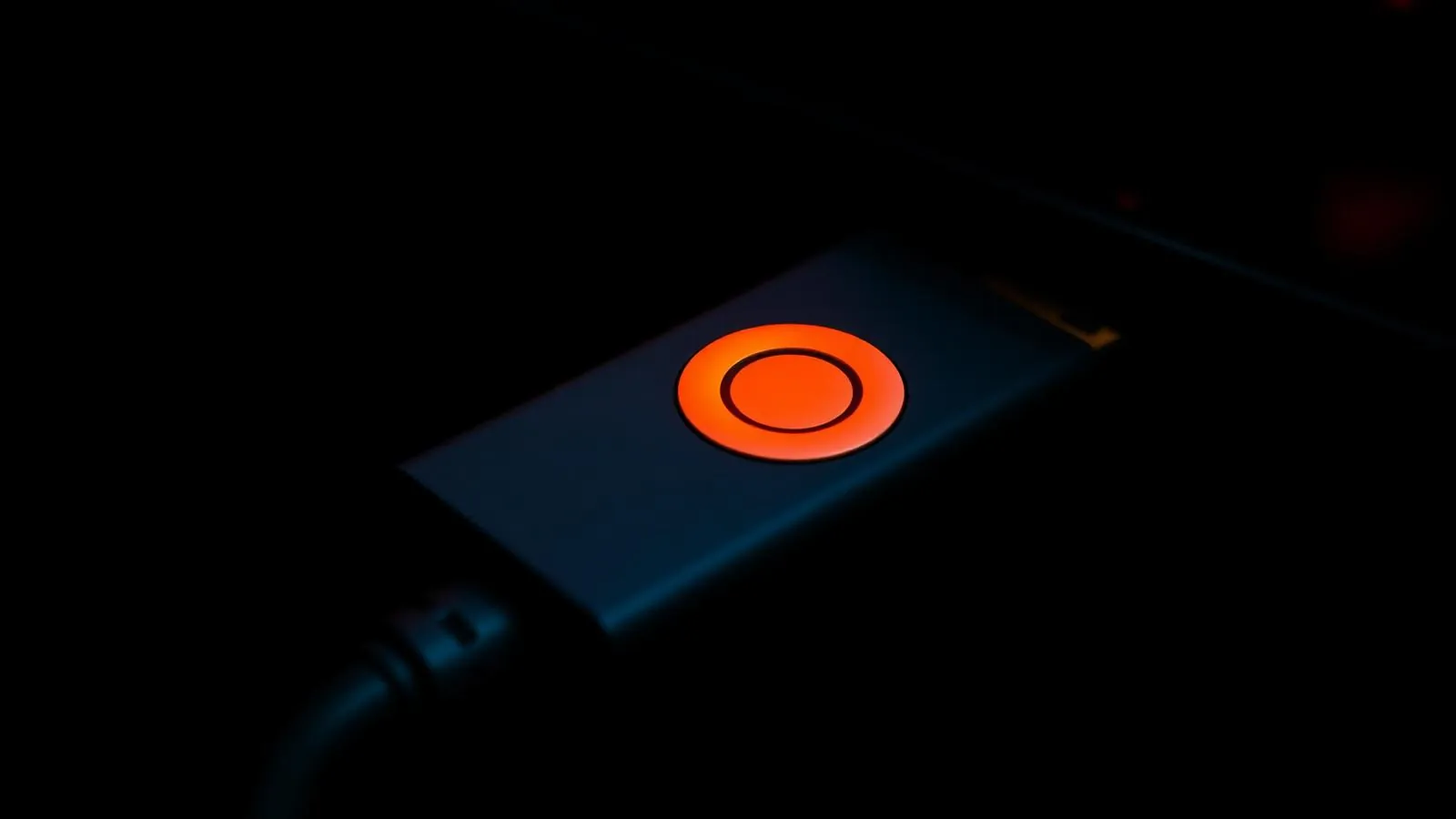 Fire TV Stick conectado a uma TV, com detalhe iluminado em laranja