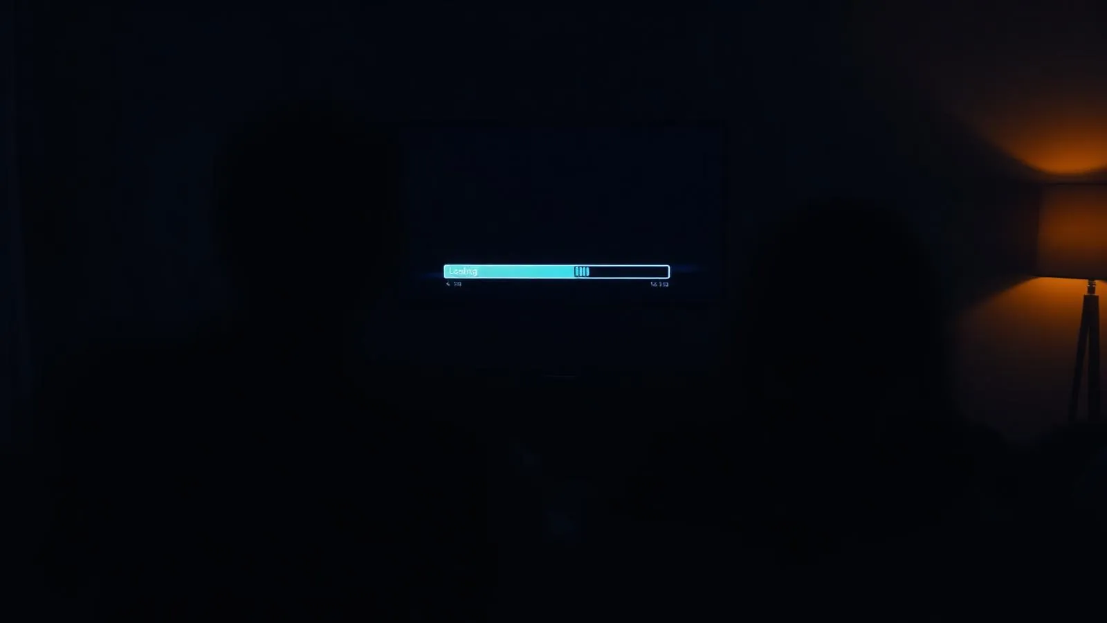 TV em sala escura exibindo barra de carregamento — IPTV travando